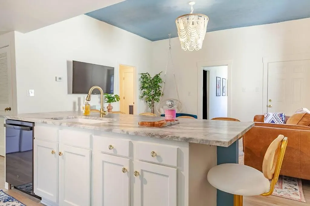 Holiday home The Boho Disco Villa Louisville