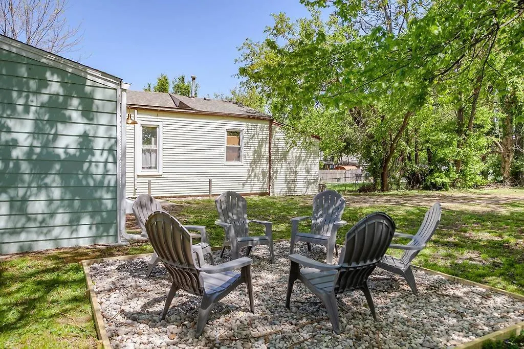 Holiday home The Boho Disco Villa Louisville